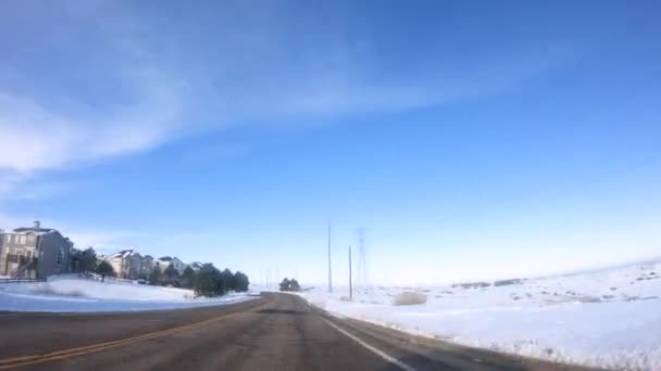 冬の朝にアメリカの郊外の田舎道を運転する — ストック動画