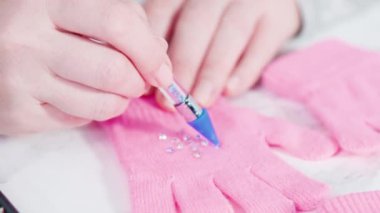 Kar tanesi şekilli eldiven takan pembe çocuk eldiveni.