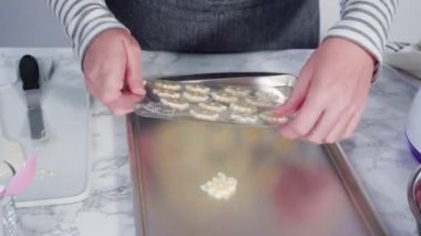 Düz yatıyordu. Adım adım. Mini çikolatalı keklerin üstüne İtalyan tereyağı kreması dökerek..