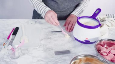 Düz yatıyordu. Adım adım. Mini çikolatalı keklerin üstüne İtalyan tereyağı kreması dökerek..