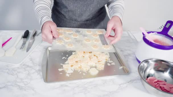 Ett Platt Ligg Steg För Steg Piping Italienska Smörkräm Glasyr — Stockvideo