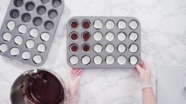 Düz yatıyordu. Adım adım. Mini çikolatalı keklerin üstüne İtalyan tereyağı kreması dökerek..