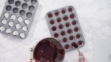 Düz yatıyordu. Adım adım. Mini çikolatalı keklerin üstüne İtalyan tereyağı kreması dökerek..