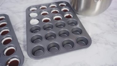 Düz yatıyordu. Adım adım. Mini çikolatalı keklerin üstüne İtalyan tereyağı kreması dökerek..