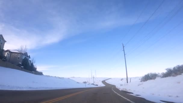 Conducir Por Una Carretera Rural Los Suburbios Estadounidenses Mañana Invierno — Vídeo de stock