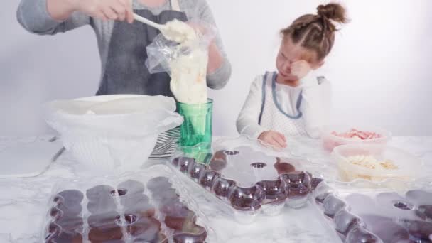Lépésről Lépésre Kislány Segít Díszíteni Mini Csokoládé Cupcakes Csokoládé Hópelyhek — Stock videók