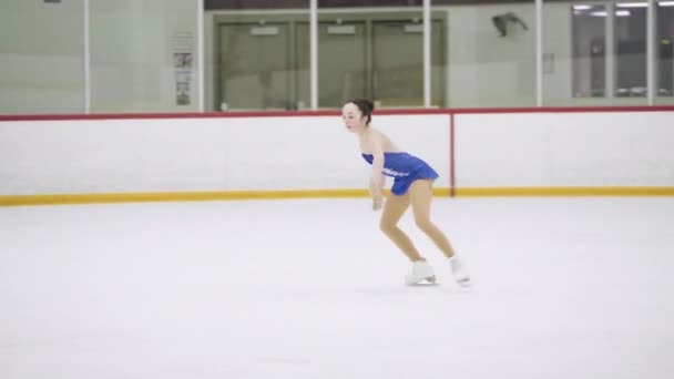 Adolescente Praticando Patinação Artística Uma Pista Patinação Gelo Interior — Vídeo de Stock