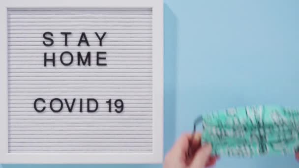 Znak Stay Home Covid Tablicy Domową Maską Twarzy — Wideo stockowe