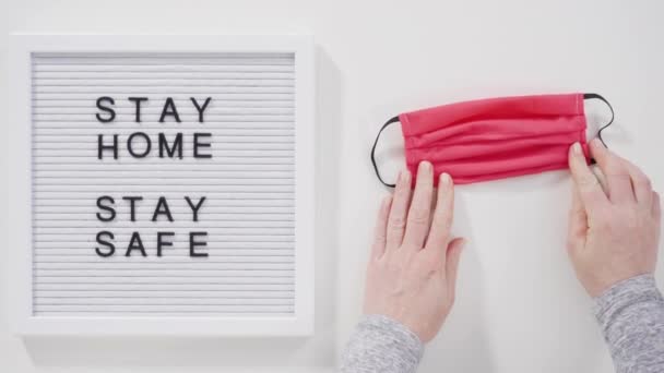 Stay Home Covid Sign Message Board Met Een Zelfgemaakt Gezichtsmasker — Stockvideo