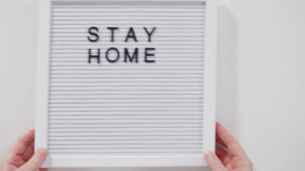 Μείνετε Σπίτι Και Covid Υπογράψει Στον Πίνακα Μηνυμάτων Μια Σπιτική — Αρχείο Βίντεο