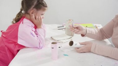 Düz yatıyordu. Adım adım. Kağıttan tek boynuzlu atlar yapmak ve boş tuvalet kağıdı ruloları yapmak..