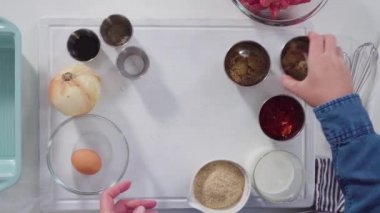Bardak karıştırma kabında klasik sığır etli rulo köfte tarifi karışımı..