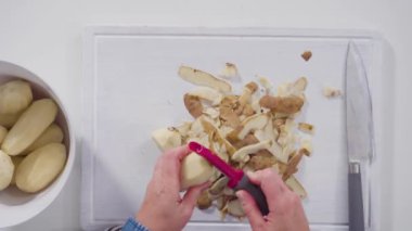 İçindekiler tezgahın üzerinde baharatlı patates dilimleri hazırlamak için..