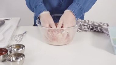 Bardak karıştırma kabında klasik sığır etli rulo köfte tarifi karışımı..