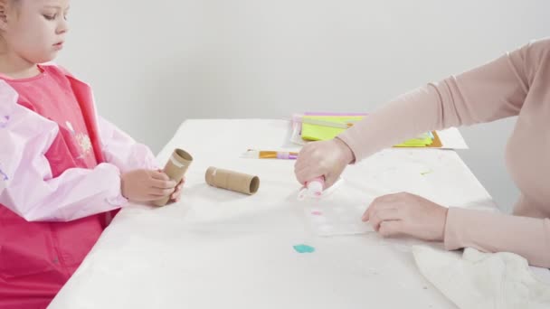 Flach Lag Schritt Für Schritt Aus Papier Und Leeren Toilettenpapierrollen — Stockvideo