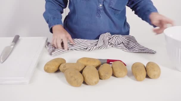 Çindekiler Tezgahın Üzerinde Baharatlı Patates Dilimleri Hazırlamak Için — Stok video