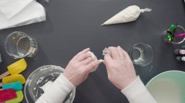 Adım adım. Düz yatıyordu. Şekerli kurabiyeleri süslemek için boru çantasına kraliyet kreması döküyorum..