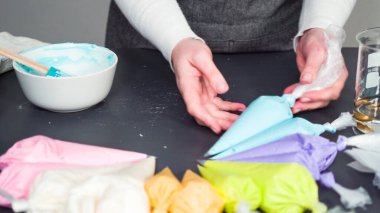 Adım adım. Şekerli kurabiyeleri süslemek için boru çantasına kraliyet kreması döküyorum..