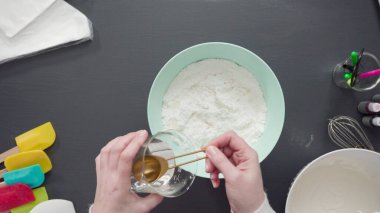 Adım adım. Düz yatıyordu. Şekerli kurabiyeleri süslemek için basit bir kraliyet kreması hazırlıyorum..