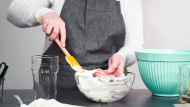 Adım adım. Şekerli kurabiyeleri süslemek için kraliyet kremasına gıda boyası karıştırmak..