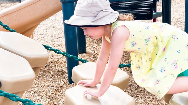 Маленькая Девочка Играет Детской Площадке Жаркий Летний День — стоковое фото