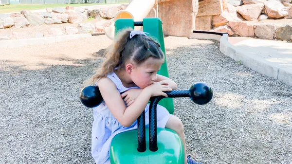 Menina Brincando Parque Infantil Dia Quente Verão — Fotografia de Stock
