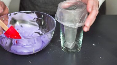 Adım adım. Şekerli kurabiyeleri süslemek için boru çantasına kraliyet kreması döküyorum..