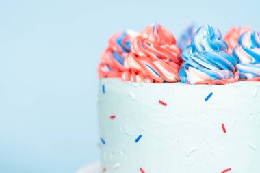 Kırmızı, beyaz ve mavi yuvarlak pasta. Tereyağı kremalı..