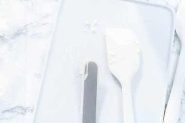 Erimiş çikolatayı kar taneleri şeklinde yontuyorum..