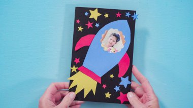 Düz yatıyordu. Renkli yapım kağıdından el yapımı Babalar Günü kartı.