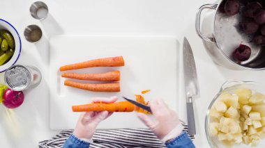 Düz yatıyordu. Adım adım. Sirkeli salata için beyaz bir kesme tahtasındaki sebzeleri dilimliyorum..