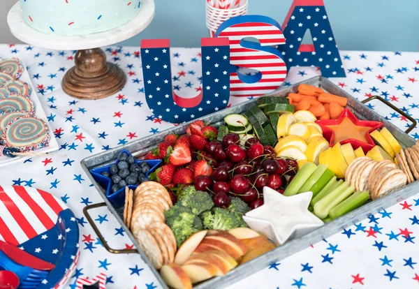 Plateau Collation Avec Des Fruits Frais Des Légumes Des Trempettes — Photo