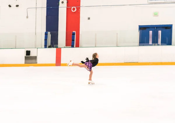 Niña Practicando Patinaje Artístico Pista Patinaje Sobre Hielo —  Fotos de Stock