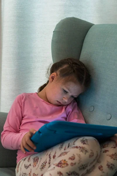 Klein Meisje Dat Boeken Leest Haar Tablet Thuisschool — Stockfoto