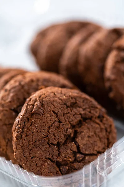 Vers Gebakken Koekjes Met Dubbele Chocoladechip Een Plastic Container — Stockfoto