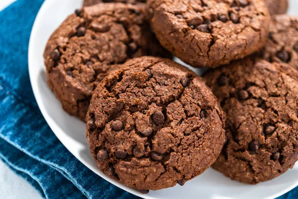 Vers Gebakken Dubbele Chocolade Chip Koekjes Een Witte Plaat — Stockfoto