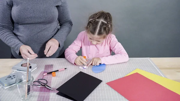 Menina Fazendo Cartão Dia Pai Artesanal Papel Construção — Fotografia de Stock