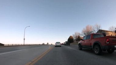 Denver, Colorado, ABD-15 Ocak 2020 - Amerika 'nın banliyölerinde tipik asfalt yollarda sürüş.
