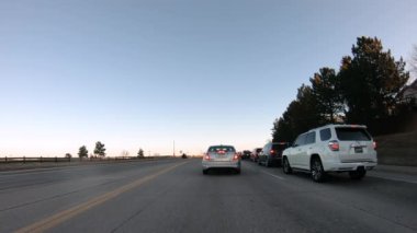 Denver, Colorado, ABD-15 Ocak 2020 - Amerika 'nın banliyölerinde tipik asfalt yollarda sürüş.