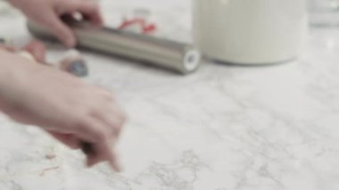 Kırmızı, beyaz ve mavi üç katlı pasta yapıyorlar..