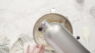 Kırmızı, beyaz ve mavi üç katlı pasta yapıyorlar..