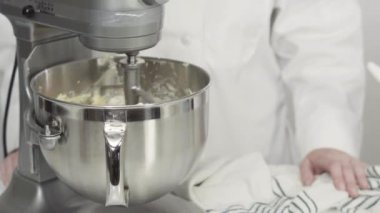Kırmızı, beyaz ve mavi üç katlı pasta yapıyorlar..