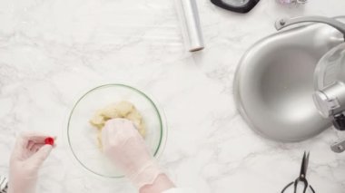 Kırmızı, beyaz ve mavi üç katlı pasta yapıyorlar..