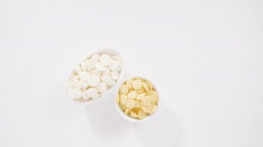 Çikolatalı şekerleri eritmek elektrikli bir şeker tenceresinde erir..