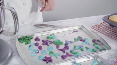 Adım adım. Vanilyalı kekleri süslemek için silikon kalıplı çikolata denizkızı kuyruğu yapıyorum..