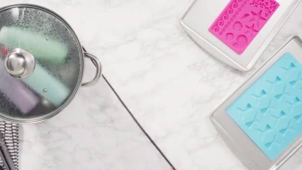 차근차근 초콜릿 꼬리를 실리콘 바닐라 케익을 장식하는 — 비디오