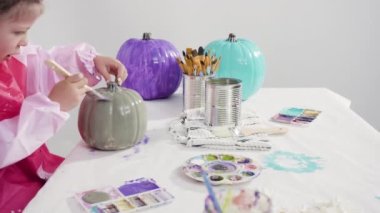 Cadılar Bayramı için kafiyeli sanat balkabakları, deniz kızı kuyrukları ve deniz kabuğu temalı deniz kızı dekorasyonu..