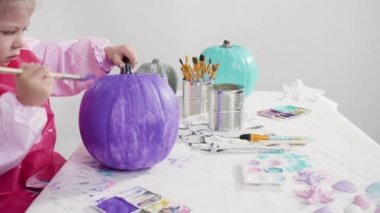 Küçük kız COVID-19 salgınında evde uzaktan öğrenim için sanat projesi üzerinde çalışıyor..