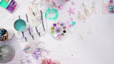 Küçük kız COVID-19 salgınında evde uzaktan öğrenim için sanat projesi üzerinde çalışıyor..