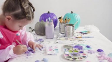 Küçük kız COVID-19 salgınında evde uzaktan öğrenim için sanat projesi üzerinde çalışıyor..